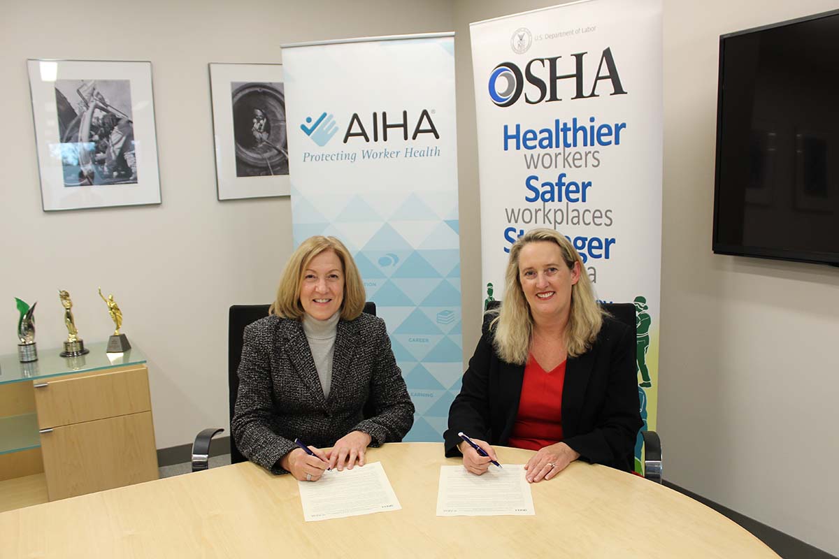 AIHA President Cynthia Ostrowski and Deputy Assistant Secretary Loren Sweatt sign the Alliance renewal agreement on November 8, 2018.