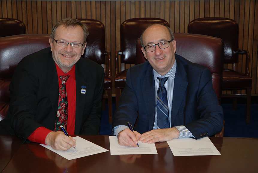 Gordon Steward, President, IEC and then-Assistant Secretary Dr. David Michaels, at the alliance renewal signing ceremony on December 7, 2015.