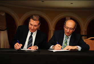 Then-Assistant Secretary Dr. David Michaels (right) and Richard Wahlquist, President and CEO of the American Staffing Association (ASA), signing the OSHA and ASA Alliance on May 21, 2014.