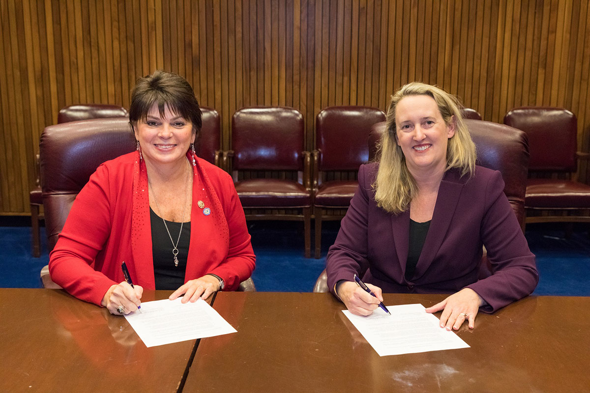 Catherine D. Schoenenberger, President, NAWIC, and Loren Sweatt, Deputy Assistant Secretary, USDOL-OSHA, at the Alliance renewal signing ceremony on December 13, 2017.