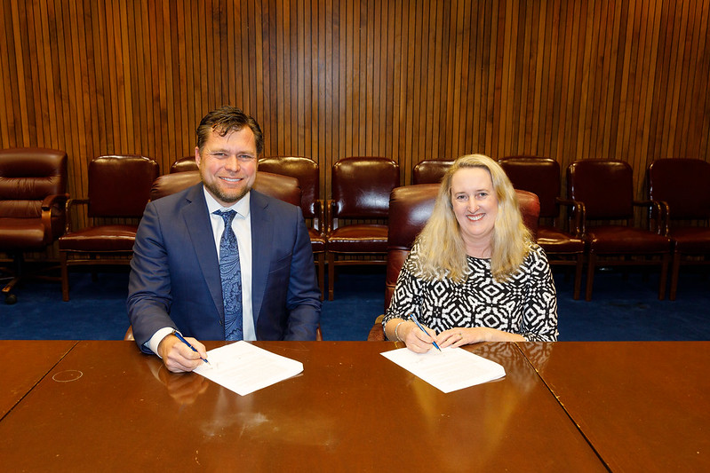 SWR Institute President Jeff Gontarek (left) and Principal Deputy Assistant Secretary Loren Sweatt, USDOL-OSHA (right) at the Ambassador signing ceremony on February 26, 2020.
