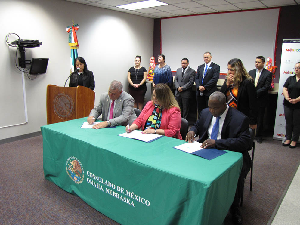 Darwin Craig, Assistant Area Director, USDOL– OSHA Omaha Area Office; Guadalupe Sanchez, Consul of Mexico; Larry Davidson, Area Director, USDOL– OSHA Des Moines Area Office at the alliance signing ceremony on August 29, 2016