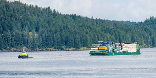 una barcaza en la Isla Prince of Whales, Alaska
