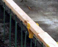 Este casquillo coloca un 2x4 sobre el "Rebar" expuesto