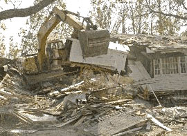 Photo courtesy of FEMA. This picture shows actual disaster site work conditions and may not illustrate proper safety and health procedures.