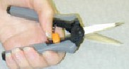 Figura 2
Tijeras ergonómicos que resoartan sin fuerza del operador y reducen al mínimo la tensión del contacto.