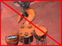 Figure 3: Improper practice - Load applied to the throat of the hook, safety latch defective