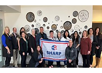 Empleados de Baptist Retirement Community con su bandera SHARP.