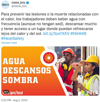 Trabajadores de la construcción tomando un descanso para beber agua.